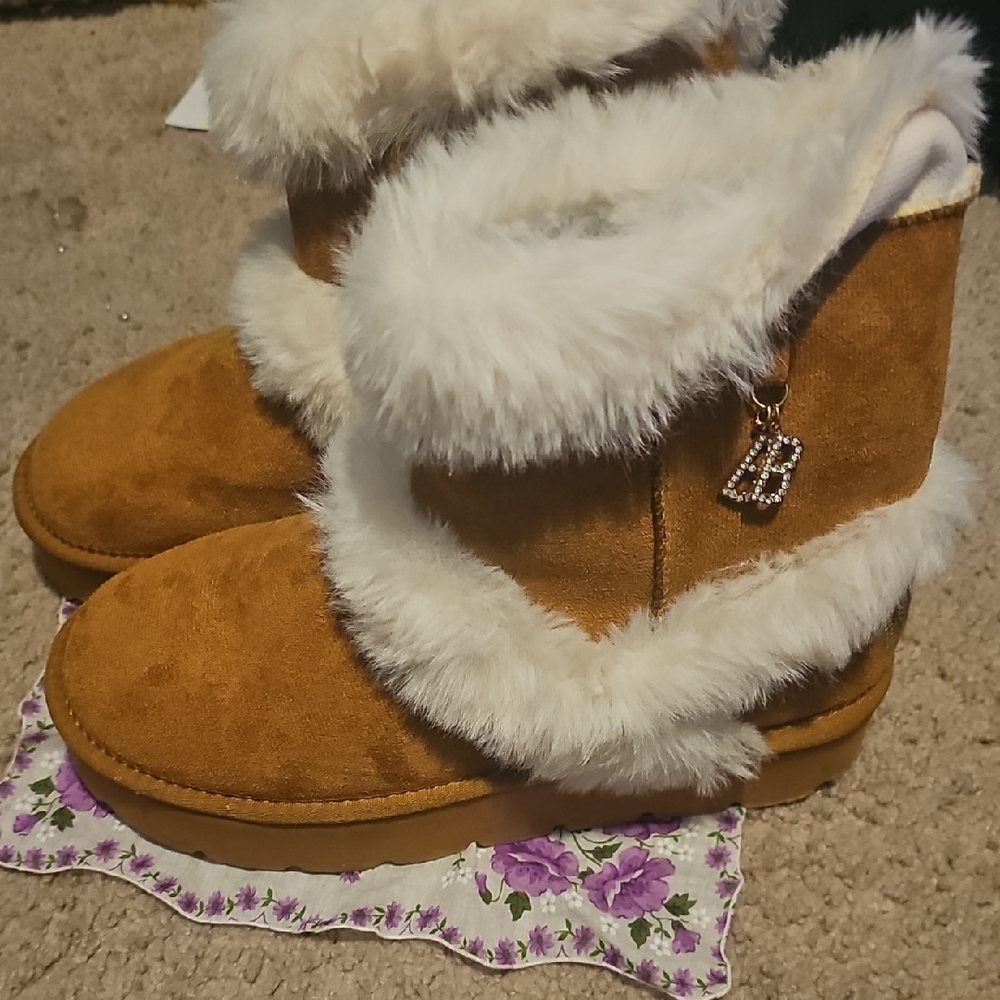 Cozy Tan Boots with White Fur Trim